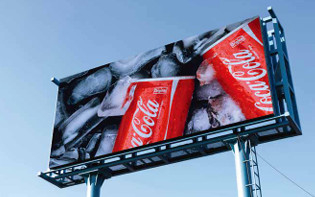 Volkleurige commerciële reclame Billboard Outdoor Vaste digitale LED-schermen Wit ontwerp voor warmteafvoer