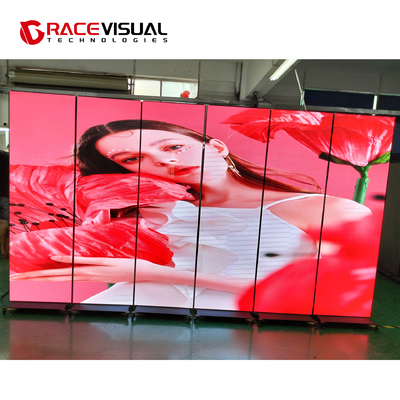IP-serie P2.5 640x1920mm Indoor LED Poster Display op wielbasis Flexibele en veelzijdige displayoplossing