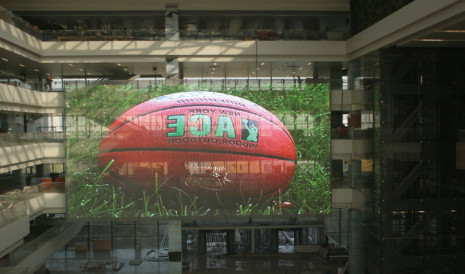 TSF-serie P3.9-7.8mm Transparent LED-scherm 1000x1000mm, hoge verversingsfrequentie 3840Hz, aanpasbare vaste installatie binnen, aluminium frame